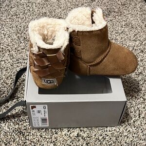 UGG Baby Bailey Bow sz 2/3